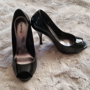NWOT SPRING black synthetic patent peep toe pumps